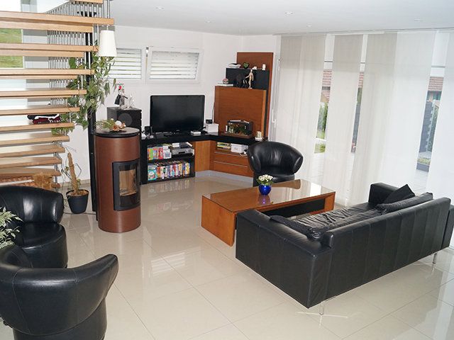 LIVING SPACE : 170 m2 - USABLE AREA : m2 - PLOT : 910 m2