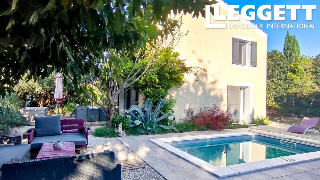 Jolie maison de ville de 110m². Séjour de 30 m², cuisine semi ouverte, 3 chambres, jardin et piscine