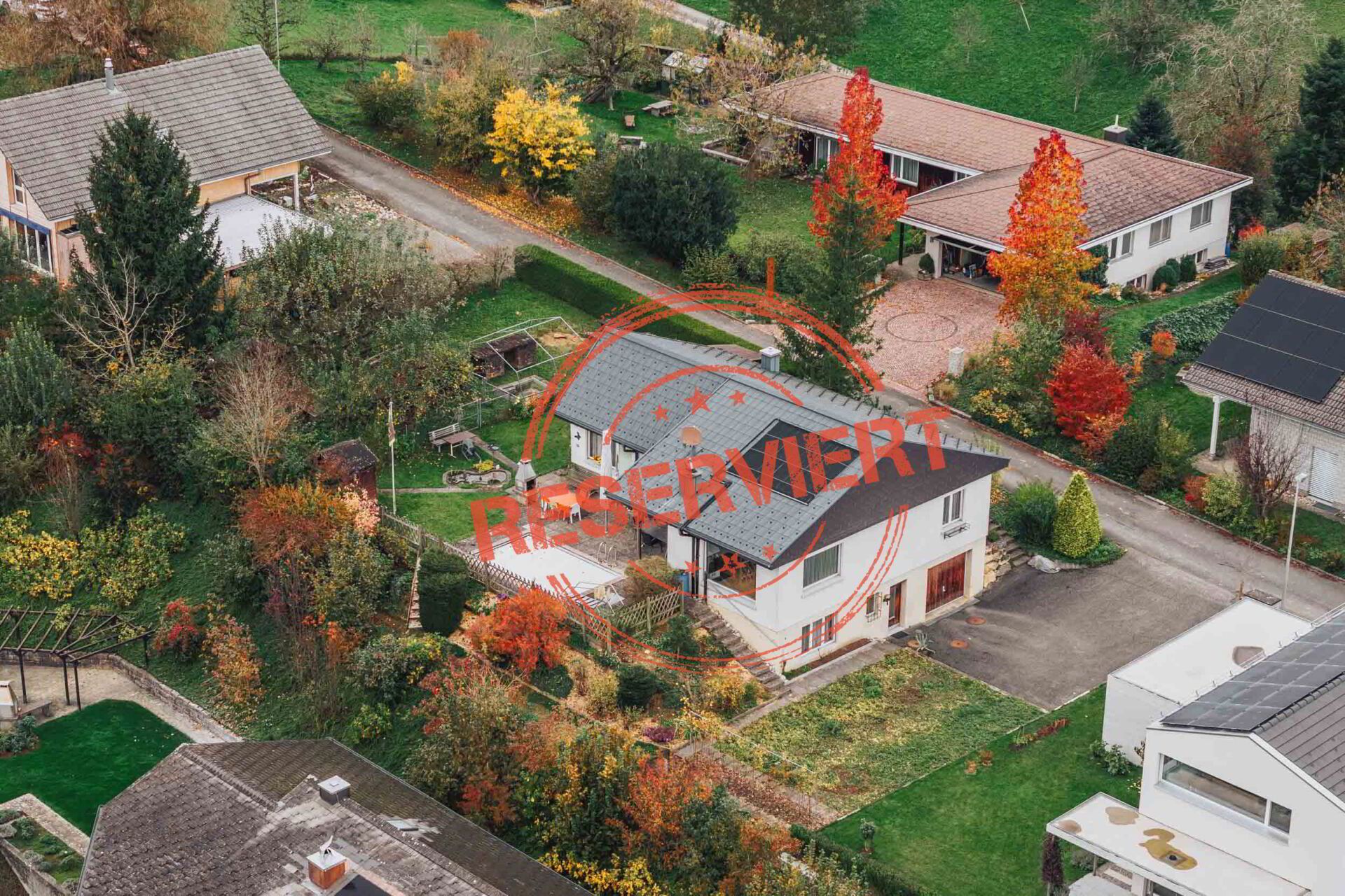 EINFAMILIENHAUS MIT SCHWIMMBAD