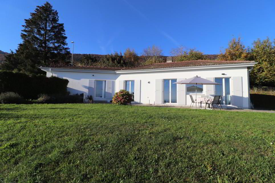 Villa with panoramic view, Lake Neuchâtel and the Alps