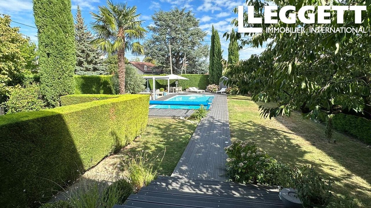 Impeccable, maison familiale entièrement rénovée avec piscine chauffée, à deux pas de Genève