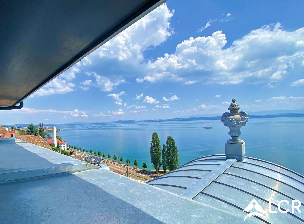 Magnifique appartement en Attique de 6.5 pièces avec vue sur lac à Neuchâtel