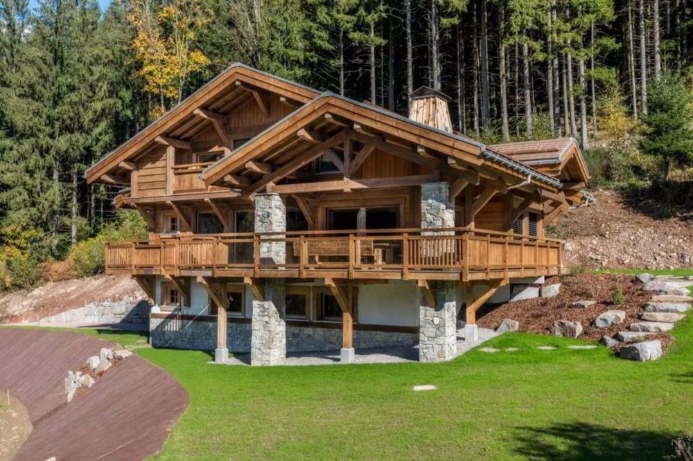 Luxueux chalet muni de domotique, spa, dressings et grand garage au sous-sol avec plus de 470 m2 habitables