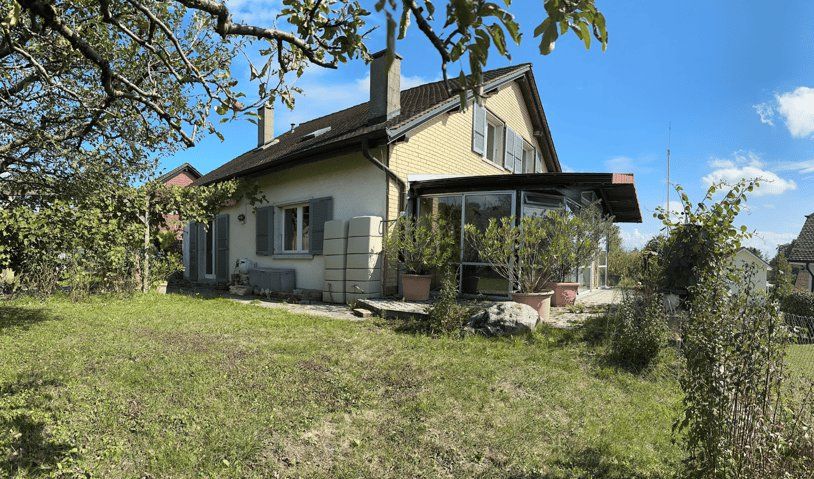 Magnificent detached villa with large green garden