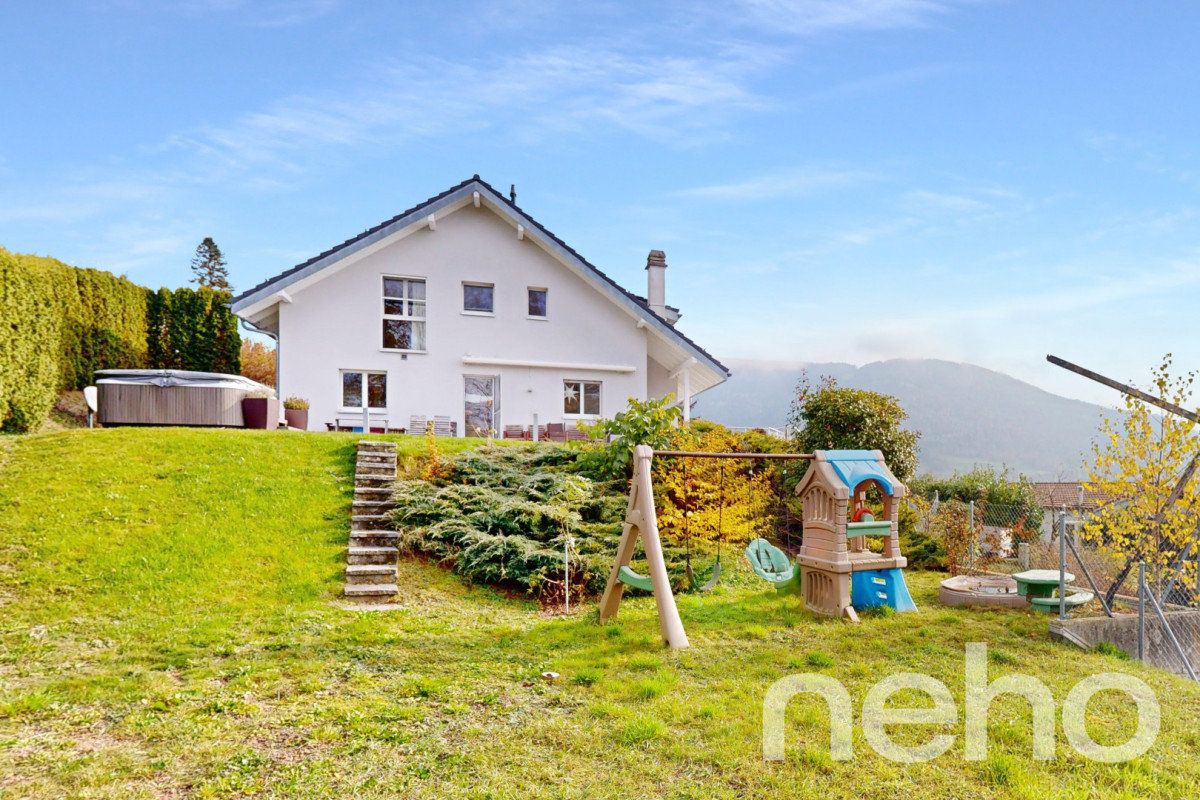 Belle villa jumelle contemporaine avec vue dégagée sur le lac