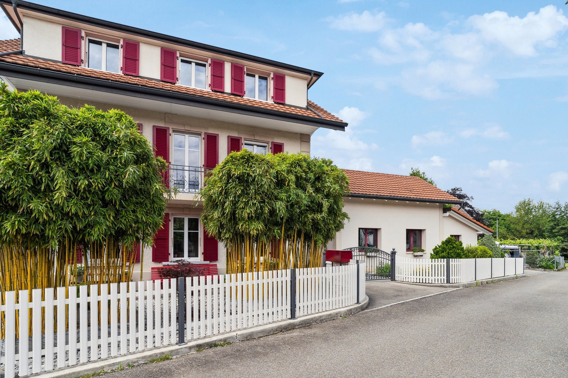 Charmante maison de 3 appartements avec grande remise et garage double