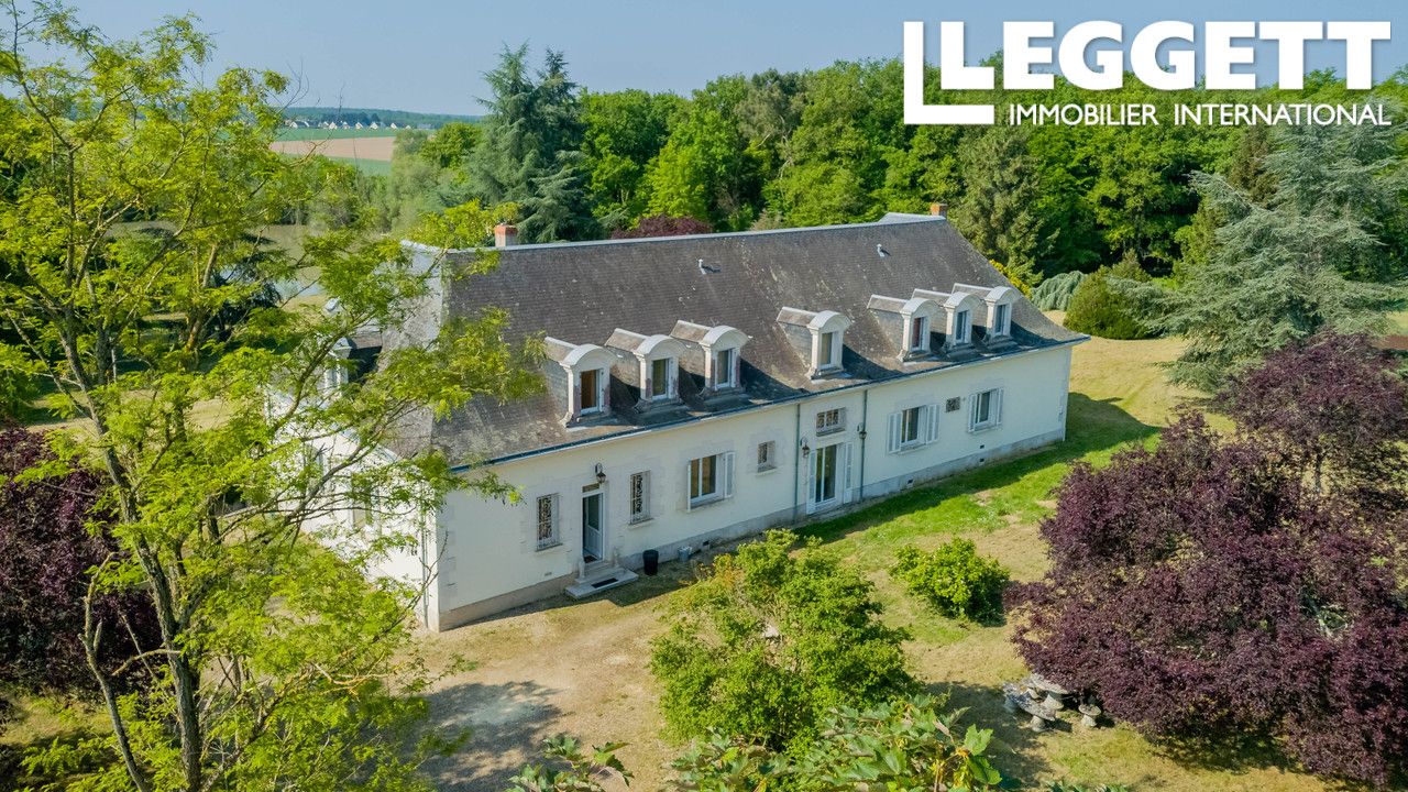 Domaine en Val de Loire comprenant deux maisons entièrement rénovées, piscine, tennis et 109 hectares