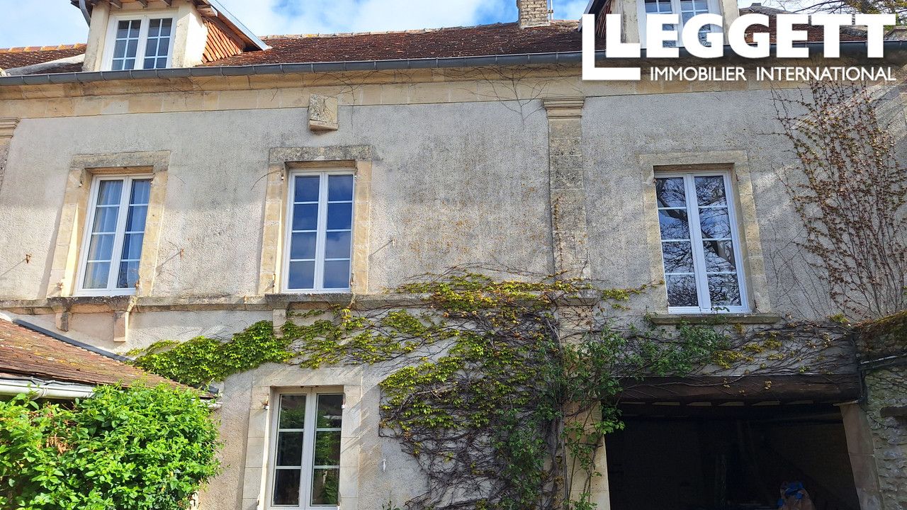 Maison  de 230m2, 1 cuisine, 3 salles d'eau, 1 salle à manger, 2 salons, 6 chambres sur une parcelle de 900m2