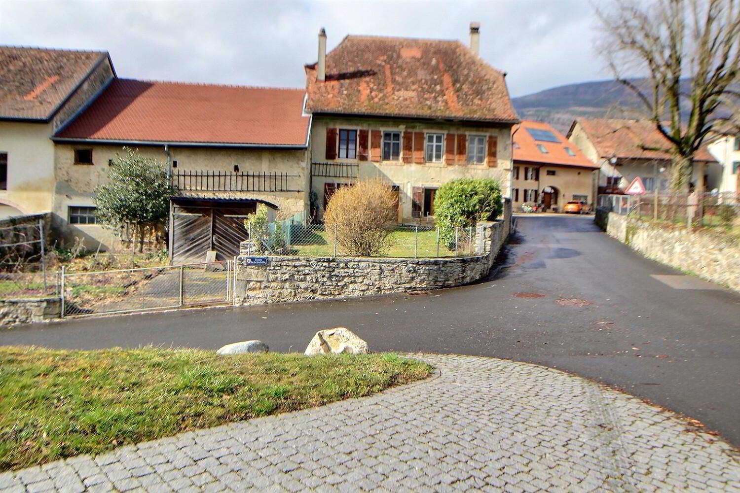 GREAT POTENTIAL for this magnificent farmhouse to renovate as a semi-occupied life annuity without rent