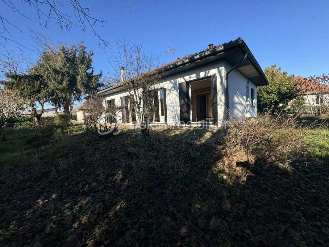 À Vendre : Maison de Plain-Pied avec Terrain Arboré de 1600 m² à Brézins (38)