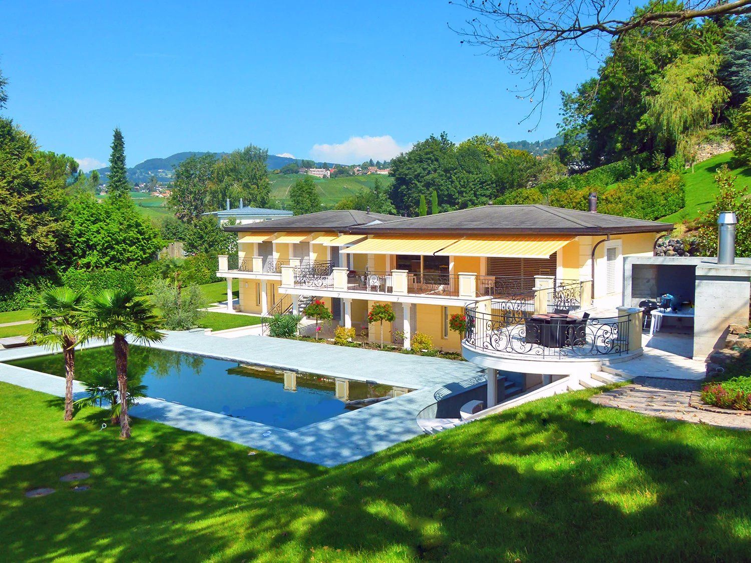 Propriété de 10 pièces avec piscine extérieure