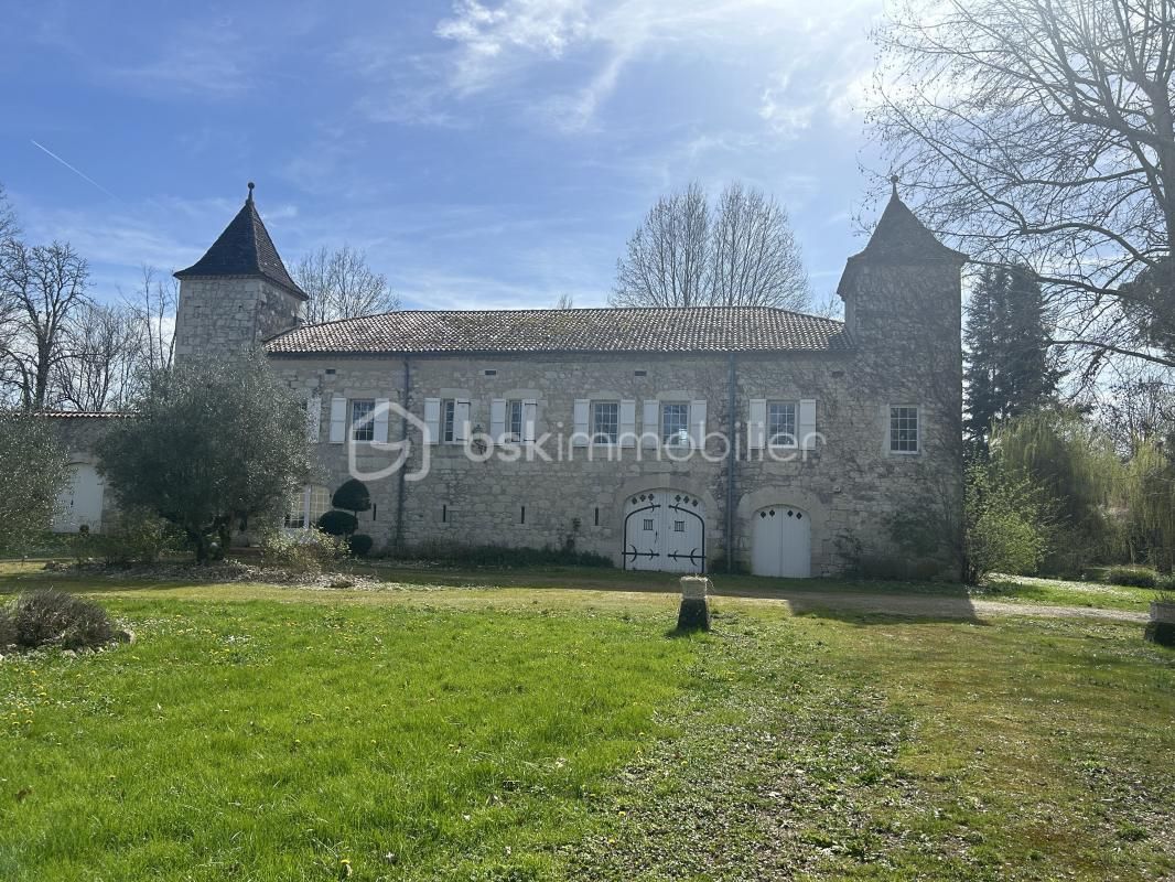 MAGNIFIQUE CHATEAU XVIIe - MOULIN - CHAMBRES HOTES - PISCINE INTERIEURE