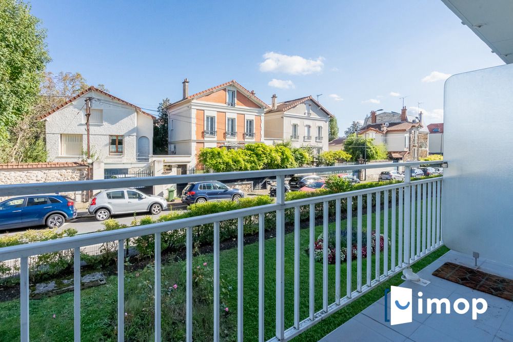 3 pièces en bon état avec balcon proche RER A