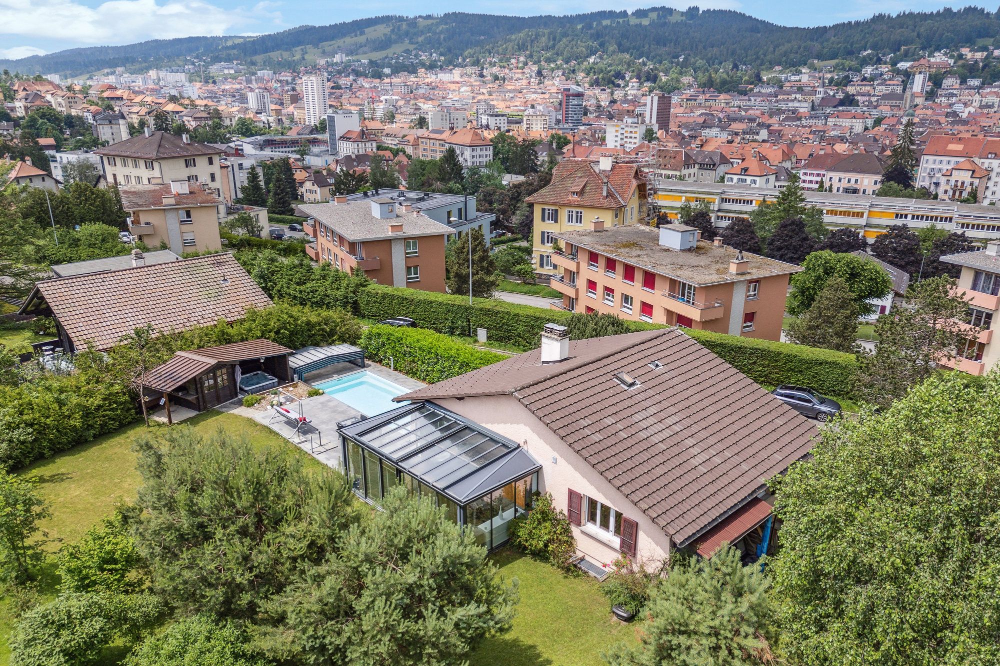 Charmante villa rénovée avec piscine et véranda chauffée