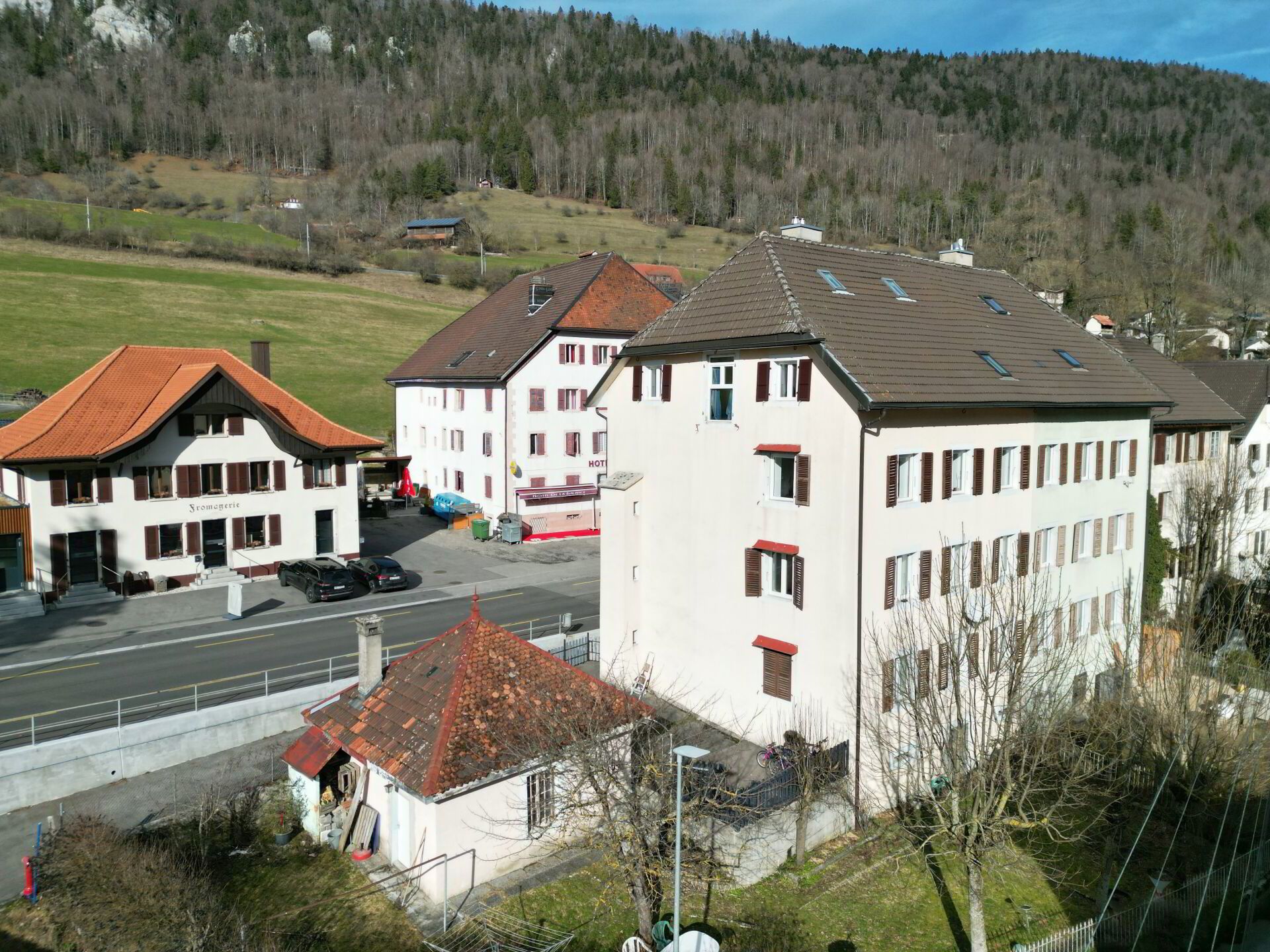 Sonvilier, rental house with 3 apartments with an annex