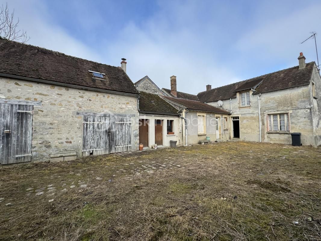 Ancien corps de ferme avec dépendances et hangar