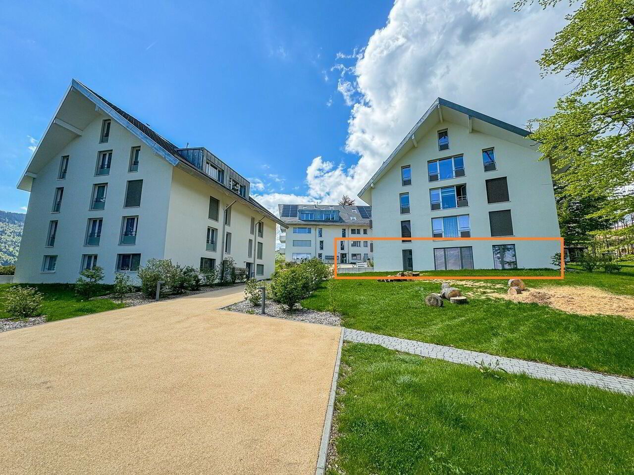 Appartement de 3.5 pces au rez-de-chaussée avec terrasse dallée