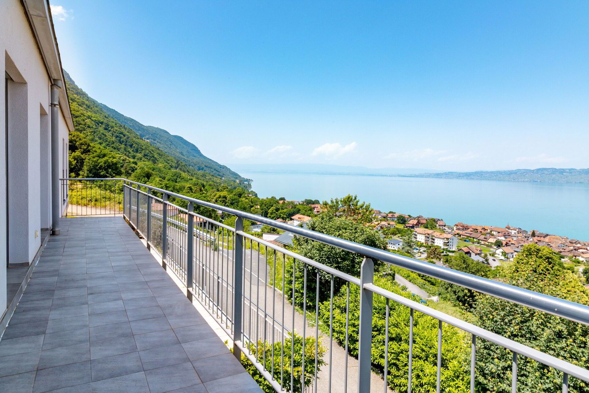 Luxurious architect-designed villa with breathtaking 180° views of Lake Geneva