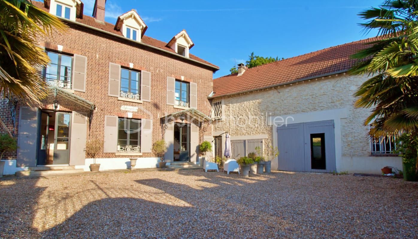 Magnifique maison de maître de 1840 offrant 8 pièces (215m2), sur un terrain clos de murs de 1330m2, arboré, et sans vis-à-vis