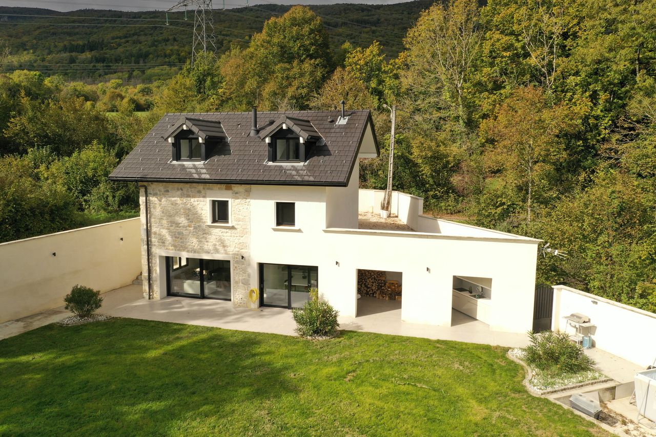 Villa de caractère avec écurie et terre à qq min. de la Suisse