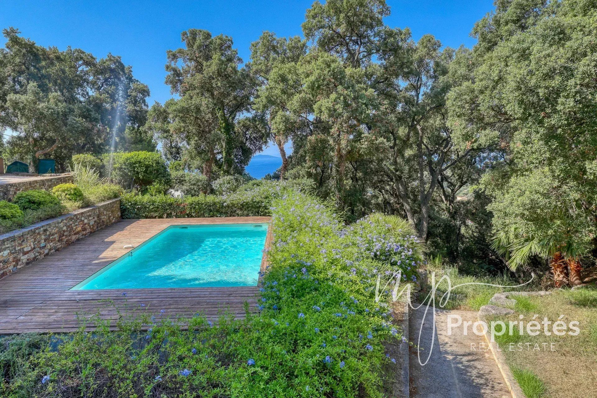 RAYOL CANADEL SUR MER Villa d’architecte 4 chambres  200m², à deux pas du village, piscine et vue mer