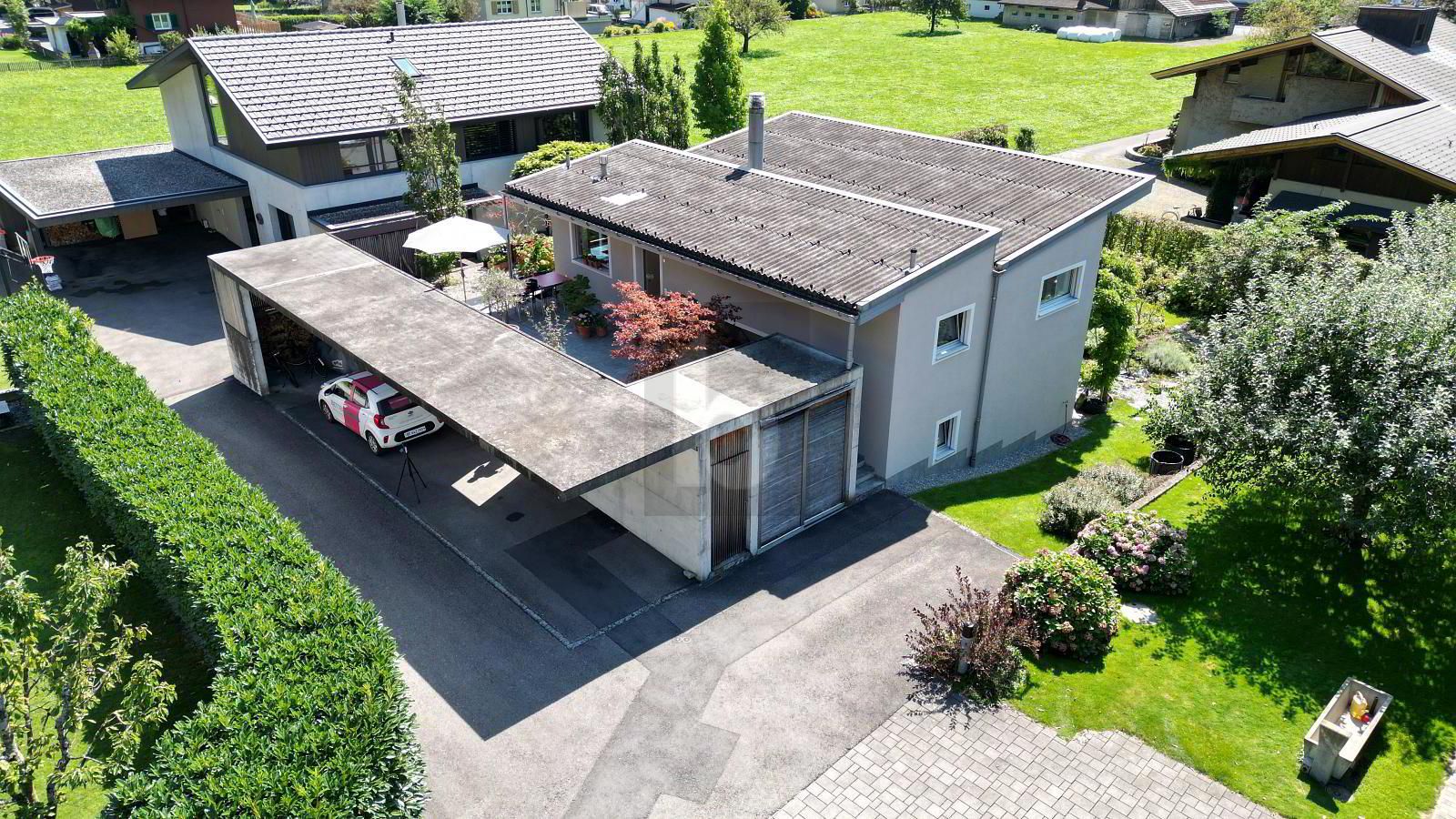 MODERNE AVEC VUE SUR LA MONTAGNE ET JARDIN