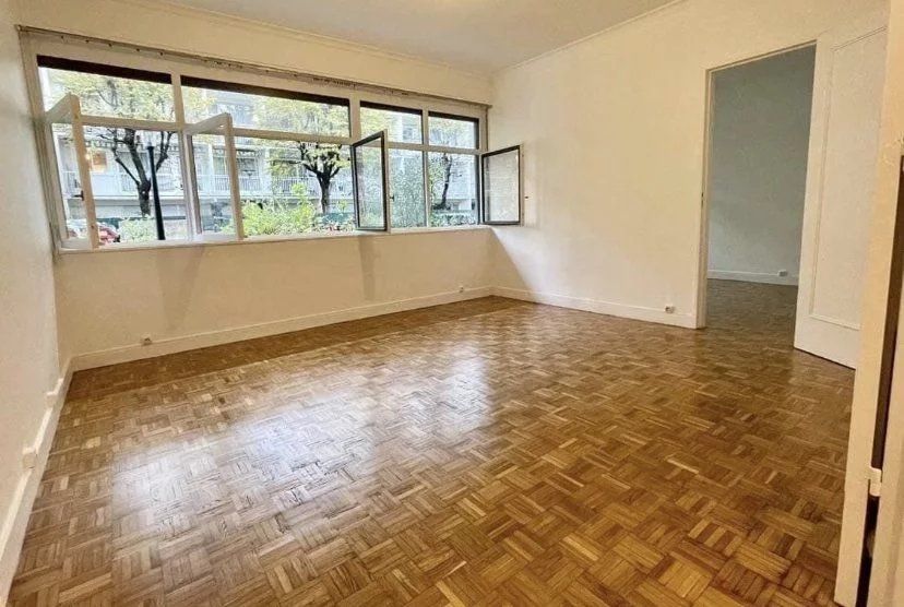 A VENDRE -COEUR 20º- Appartement 5 pièces avec possibilité d'exer4cice d'une profession libérale !