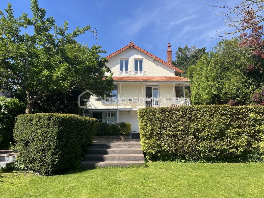 À VENDRE : Maison 7 pièces avec jardin paysagé et bureau indépendant