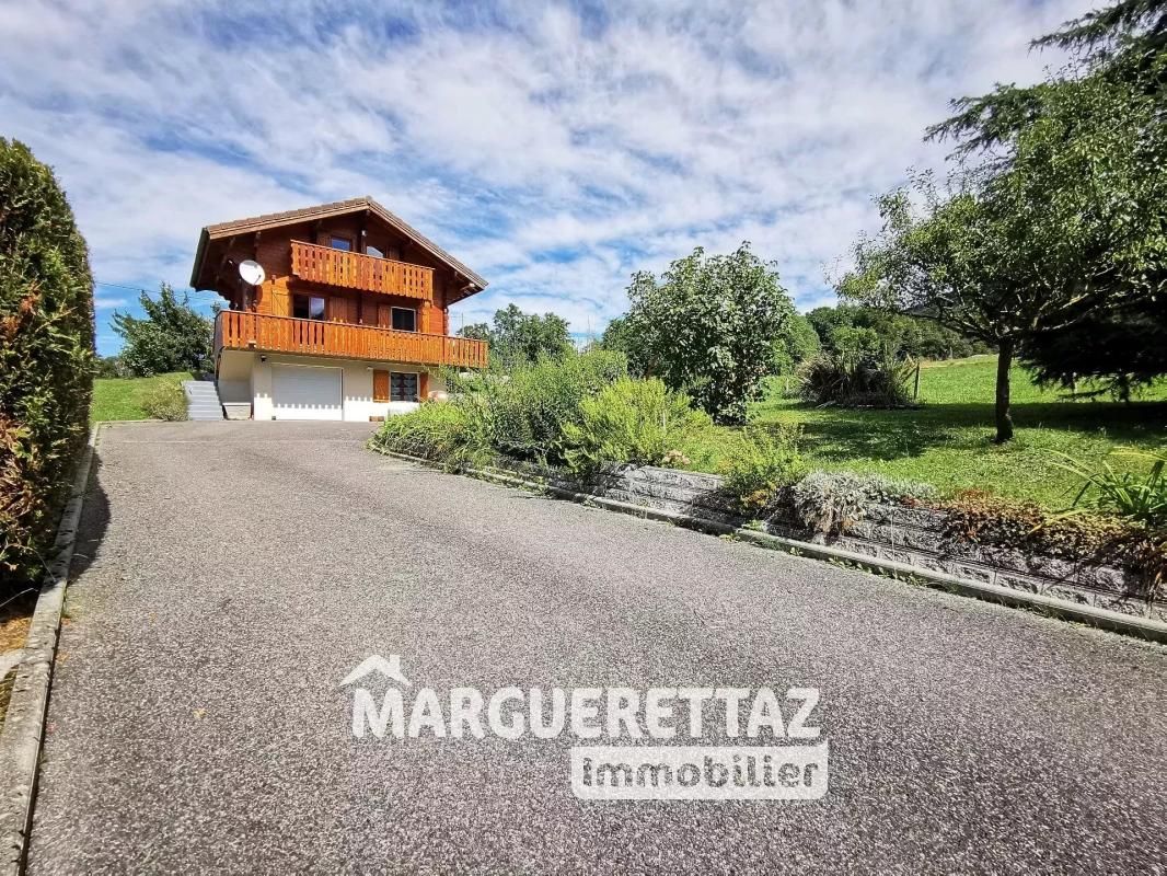 Lumineux chalet en madrier, 95 m² utiles, parfaitement entretenu sur 1733m² de terrain