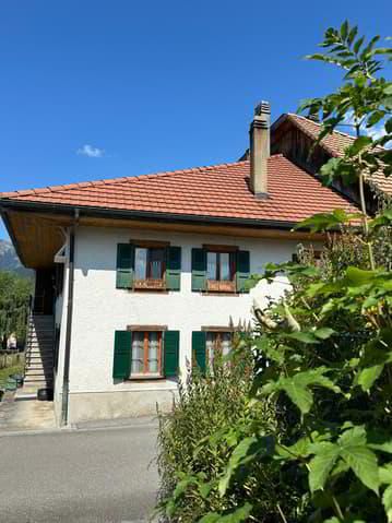 Village house with 2 apartments in the center of the village