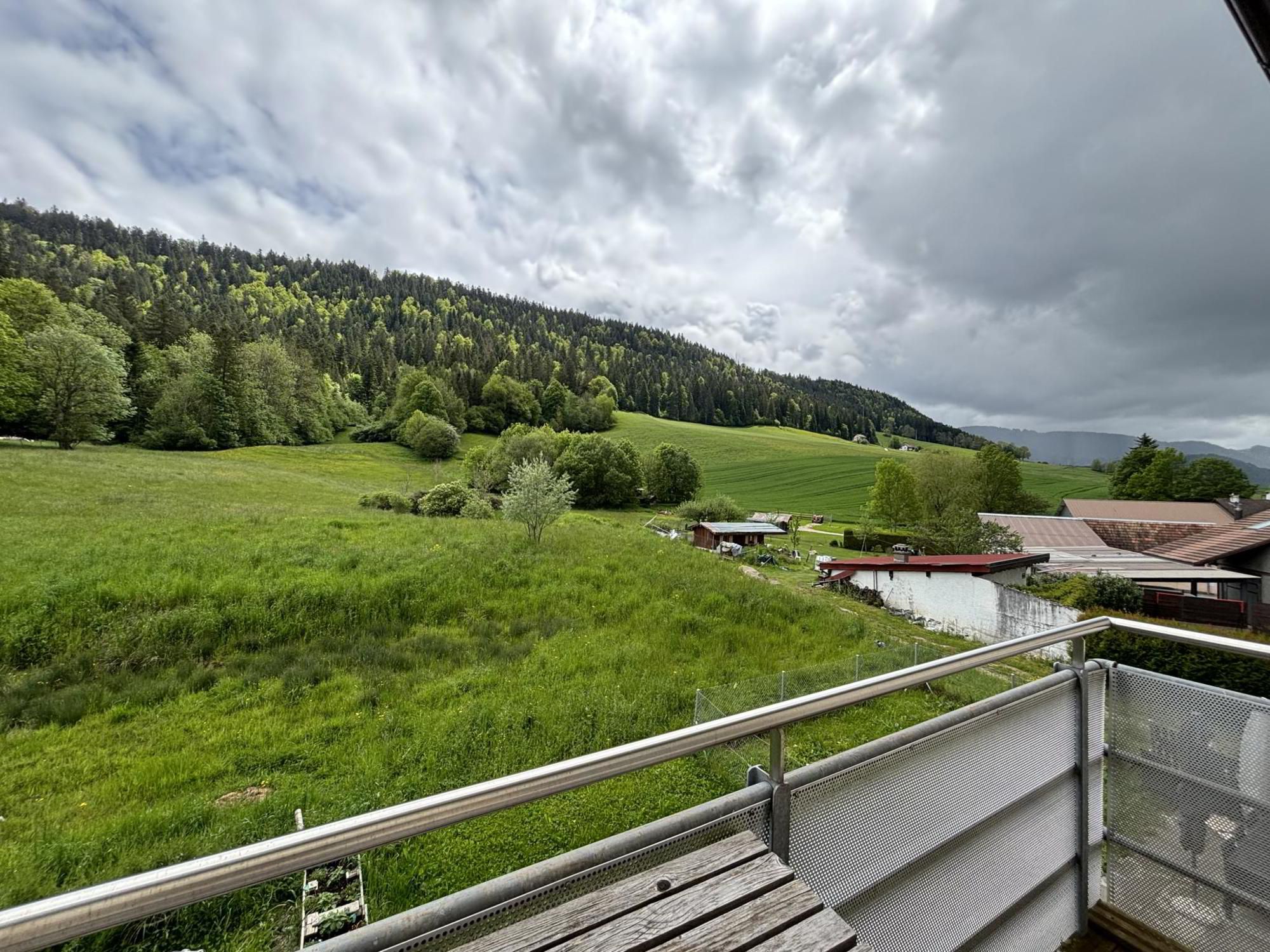 Charmant studio avec vue sur la nature à Couvet