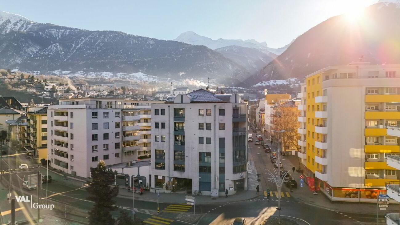 Äussert zentral gelegene Wohnung mit zwei Balkonen und grosszügigem Lichteinfall