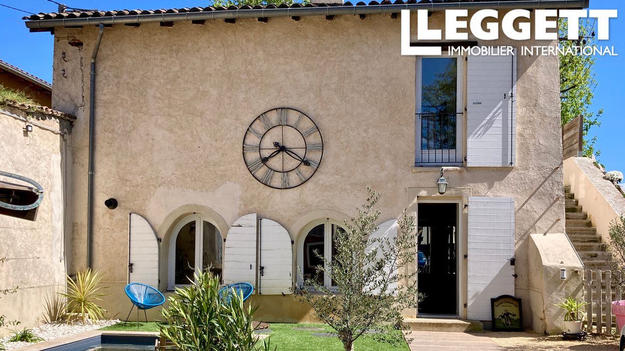 Irigny proche de Lyon, maison de caractère de 184 m²  entièrement rénovée avec piscine et jardin clos paysagé