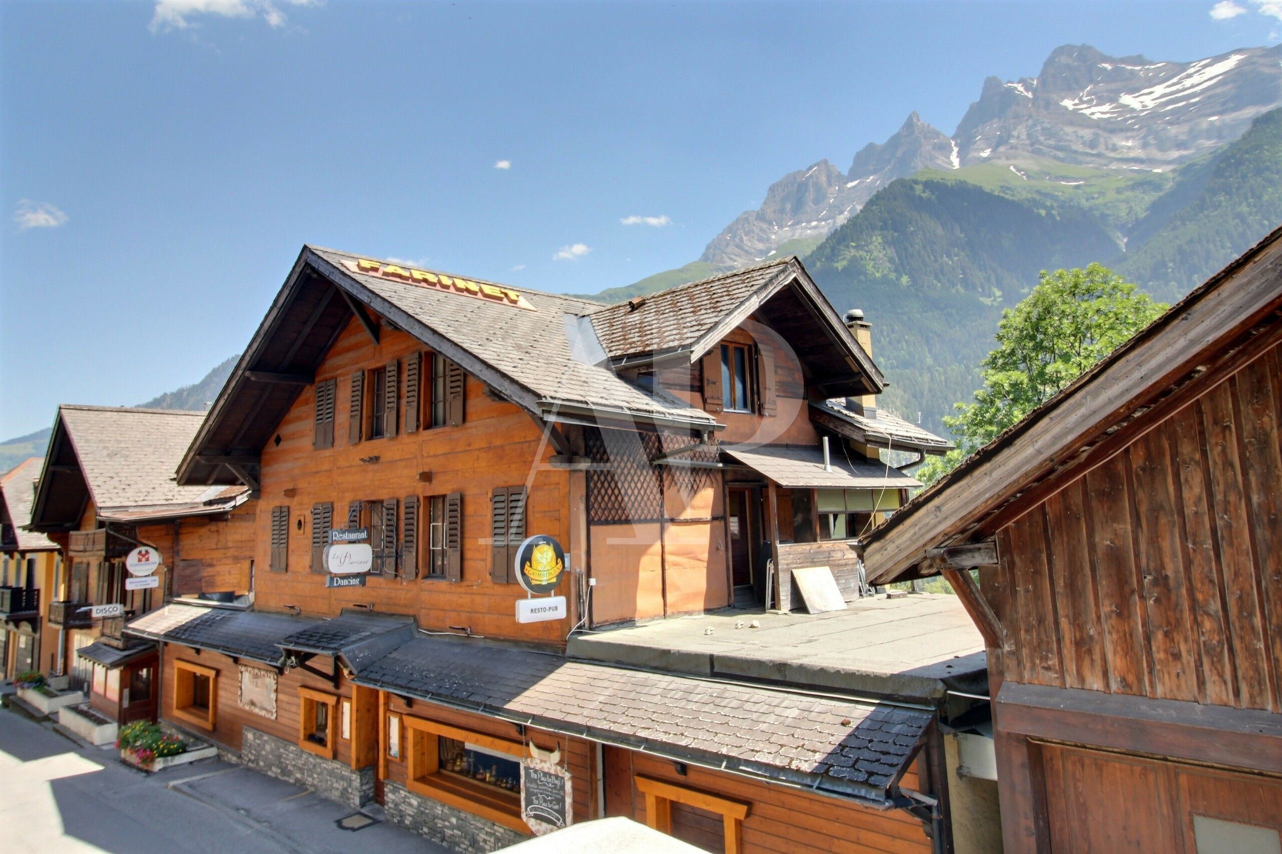 2 Bâtisses à vendre au coeur de Champéry