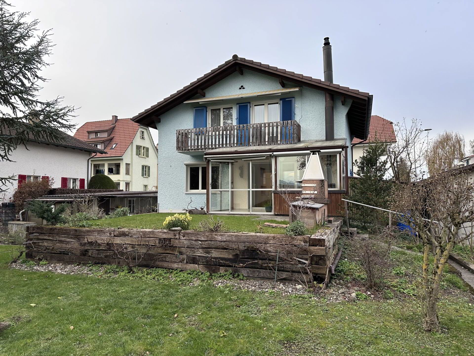 Freistehendes Einfamilienhaus mit Wintergarten, Werkstatt, Garagen und schönem Umschwung