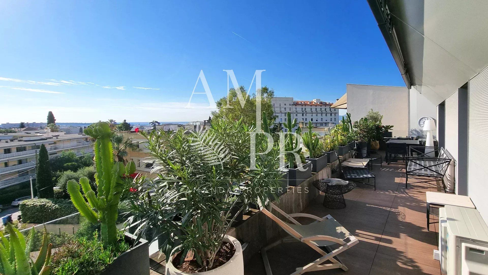 Dernier étage - Superbe appartement 4 pièces - VUE MER CANNES