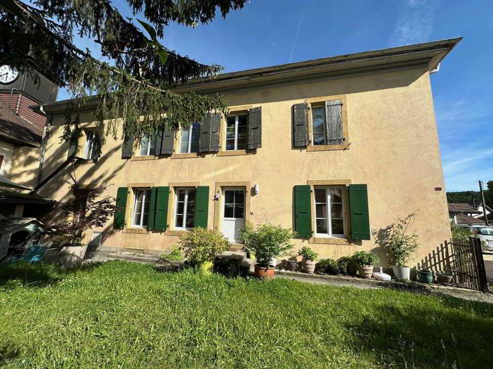 BEAUTIFUL BOURGEOIS HOUSE WITH TWO APARTMENTS WITH INTERNAL COURTYARD