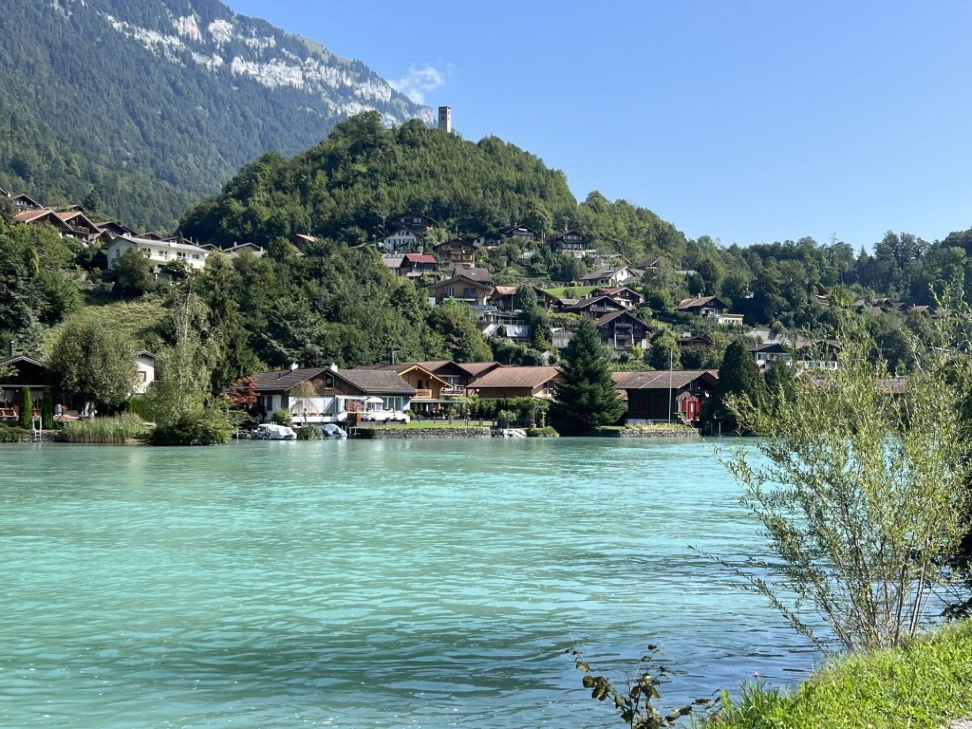 Goldswil b. Interlaken - Rechte Haushälfte mit Gartensitzplatz und Umschwung