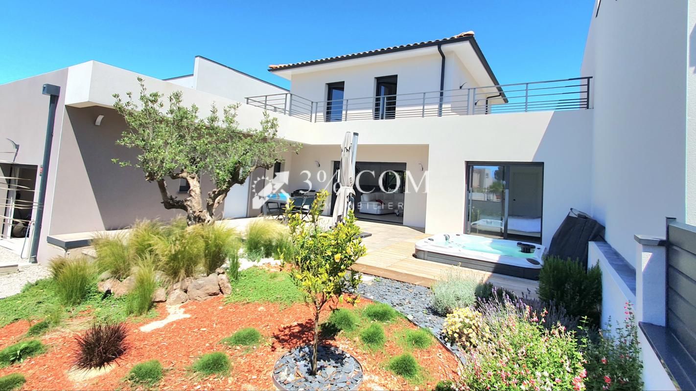 VILLA  D'ARCHITECTE A MOINS DE 100 METRES DES PLAGES