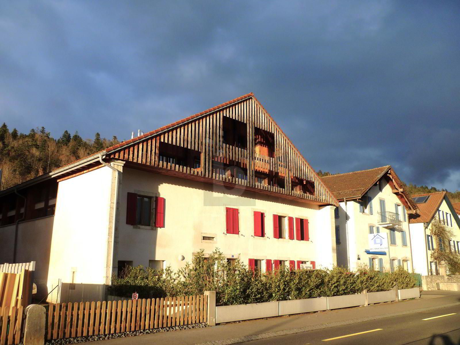 AU CENTRE DU VILLAGE ET SPACIEUX