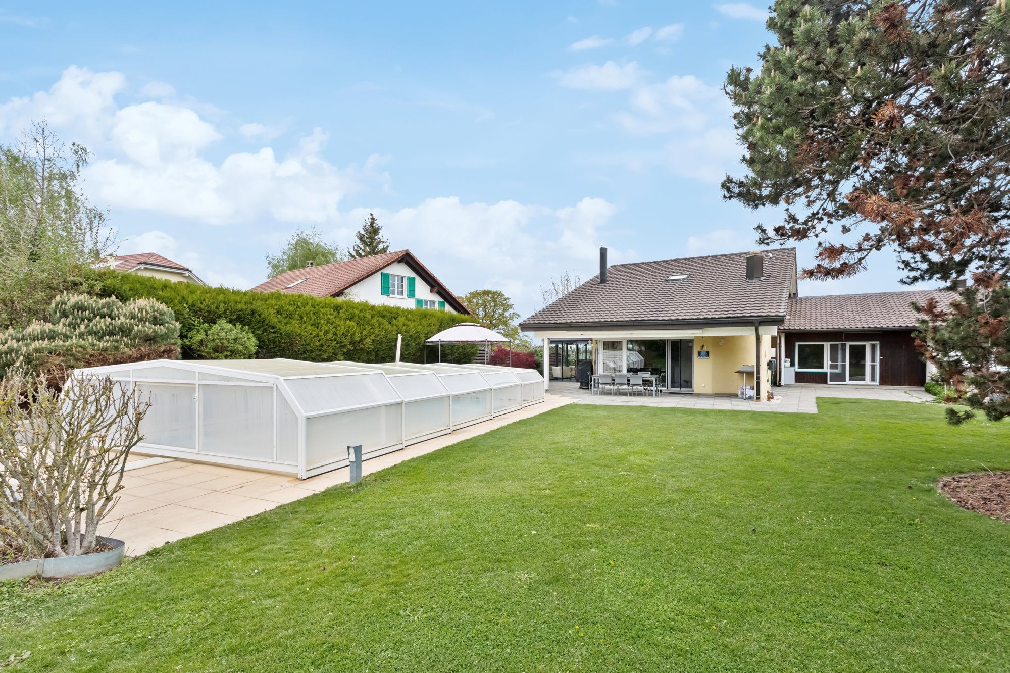 Belle propriété avec vaste jardin et piscine dans un cadre verdoyant