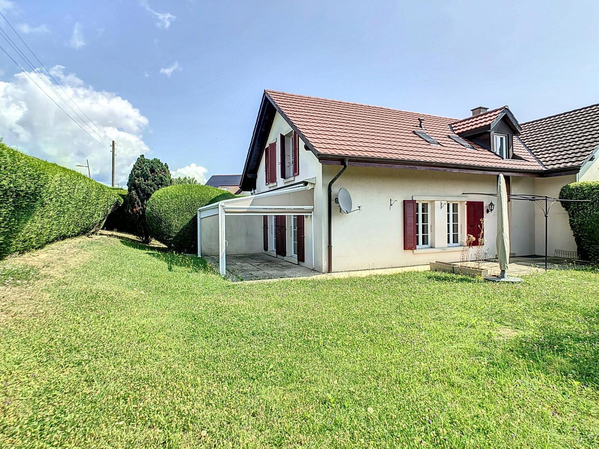 Pretty twin house with large garden