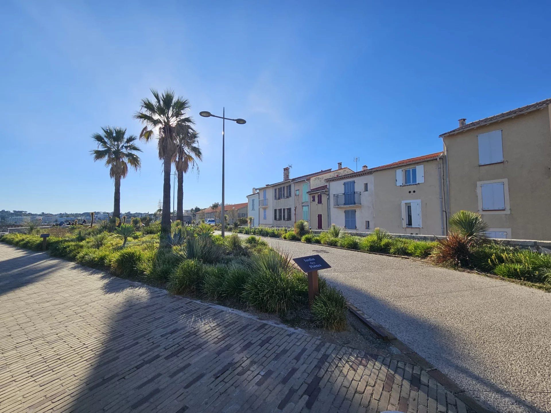 ANTIBES - LES REMPARTS - APPARTEMENT DE CHARME  EN FRONT DE MER - VUE PANORAMIQUE EXCEPTIONNELLE