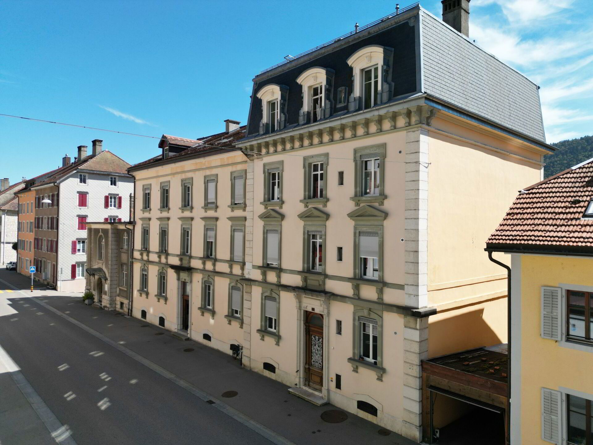 St-Imier, beautiful rental building with 16 apartments and 7 garages