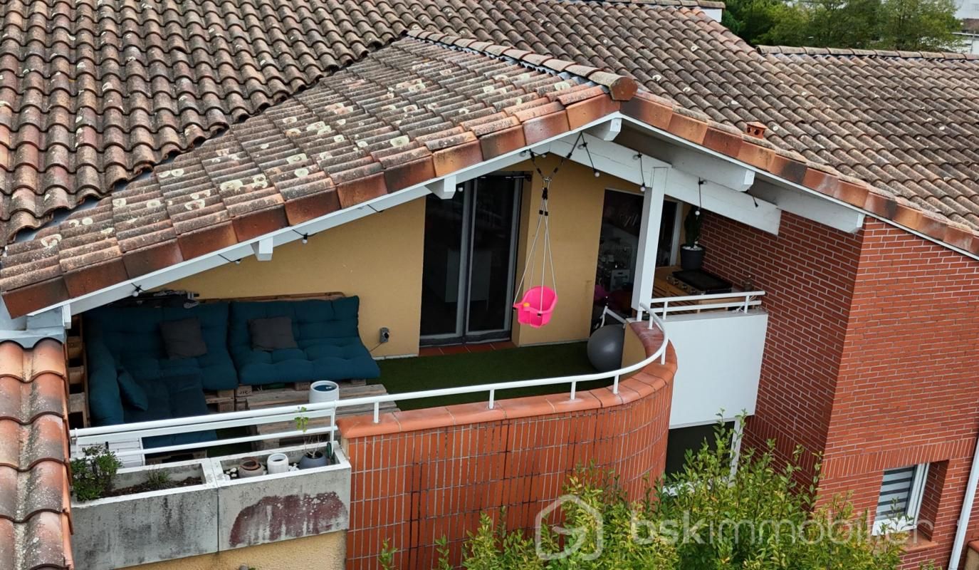 Appartement T2 Rénové avec Terrasse et Vue Imprenable: Votre Havre de Paix !